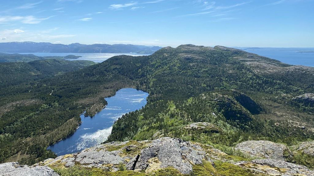 Lauvåsvatnet og det blåe lengre ut er Trondheimsfjorden.