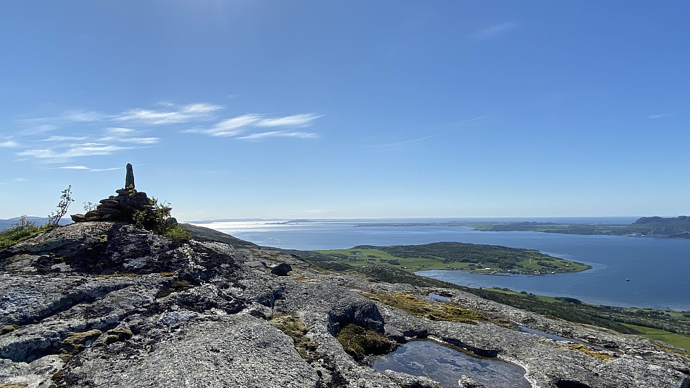 Brekstad ligger helt der ute mens Fevåg er litt nærmere.