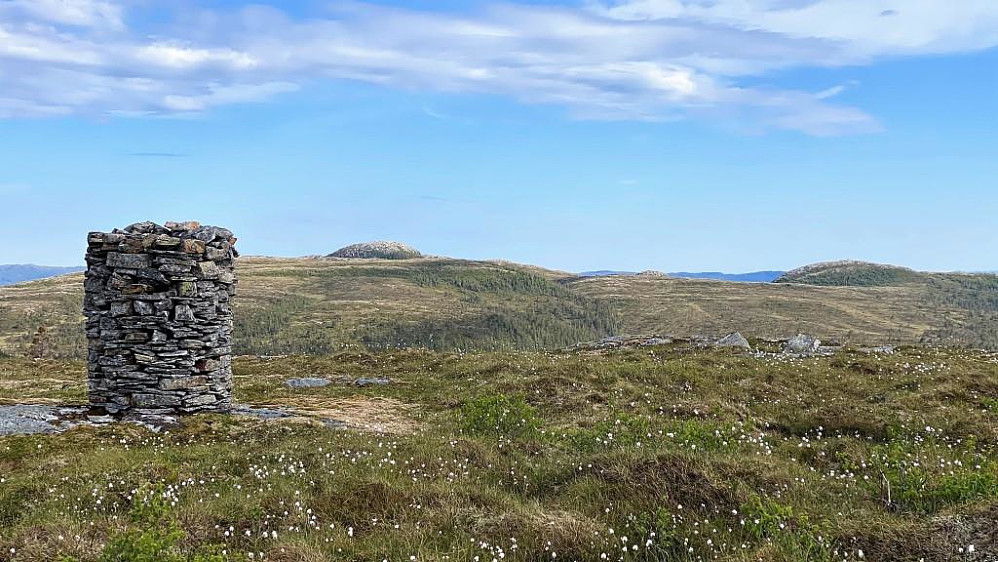 I retning mot øst ligger Rafjellet med toppene Solemklumpen og Grytklumpen.