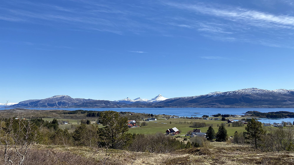 Olberget Panorama mot øst. Heilhornet ruver godt i det fjerne. Bli det en tur opp dit i år!