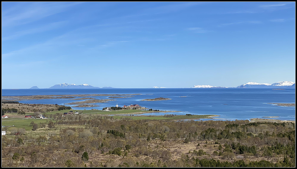 Mot nord ser man fra venstre her Vega- Dønna- De Syv Søstre- Torghatten. Bak Torghatten ruver Snøfjelltinden med sine 1072 moh. som er samme høyde som den høyeste toppen på de Syv Søstre Botnkrona.