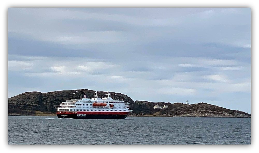 Hurtigrute M/S Richard With seiler forbi i nordgående rute mot Rørvik.