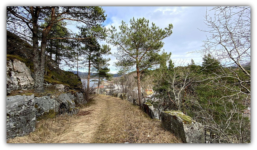 Gammelveien ned mot Hasselvika.