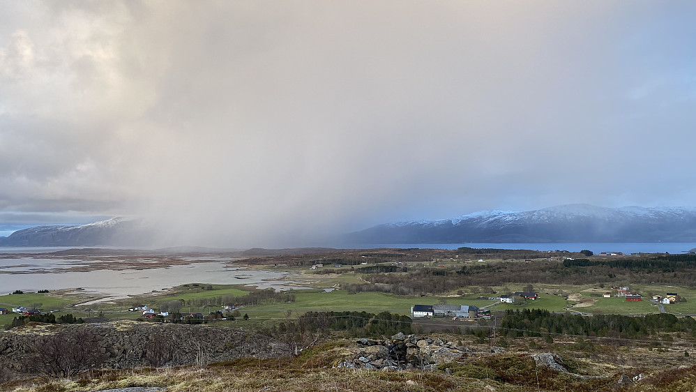 Snøbyge over Nesodden som er det nordligste punktet på Øya Leka.