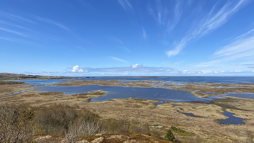 Stortjønna som er brakkvann ligger like nedenfor gapahuken.