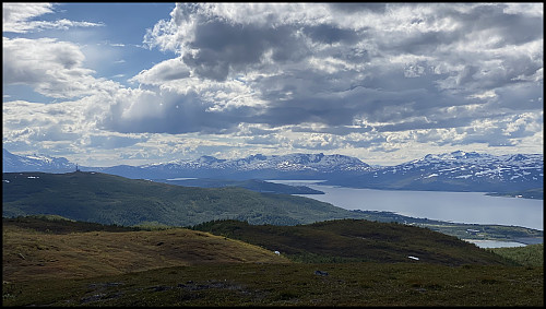 Mot vest ligger Tromsøya.