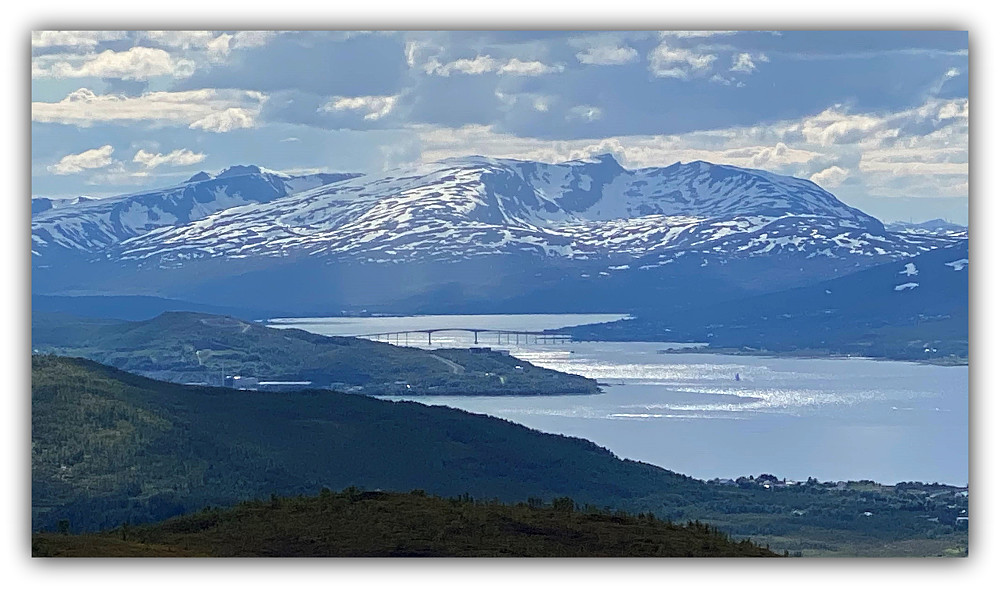 Sandnessundbrua fra Tromsøya til Kvaløya ser du her.