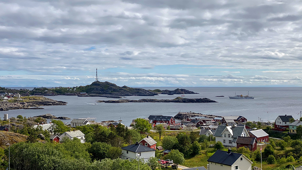 Der ligger Kongeskipet NORGE til ankers. Radiomasta ved Sørvågen/Tind vises godt der ute.