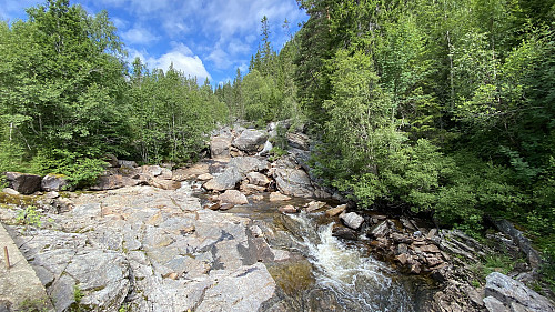 Moderat vannføring i Hestdalselva etter en lengre tørkeperiode.