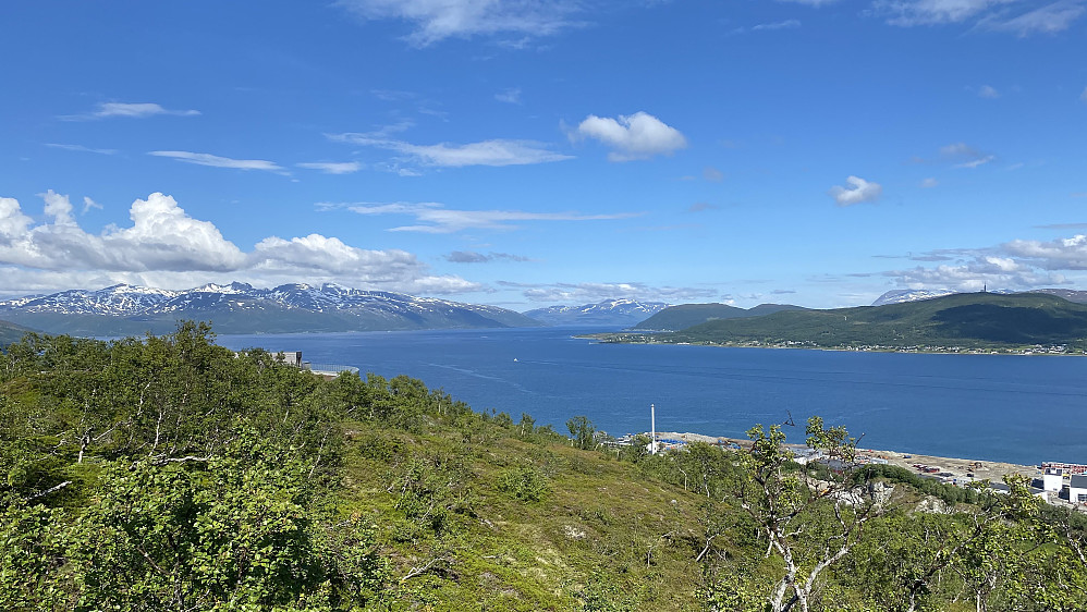 Her kommer noen bilder fra utsiktspunktet litt øst for toppen. Ser mot øst og Grøtsundet.