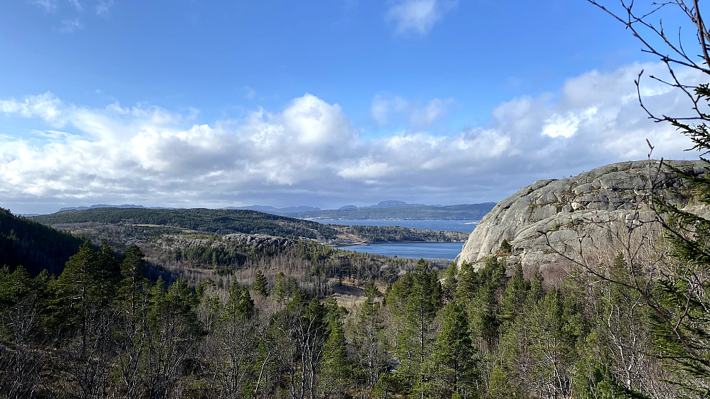 Mot Refsnes med Bergulklumpen til høyre.