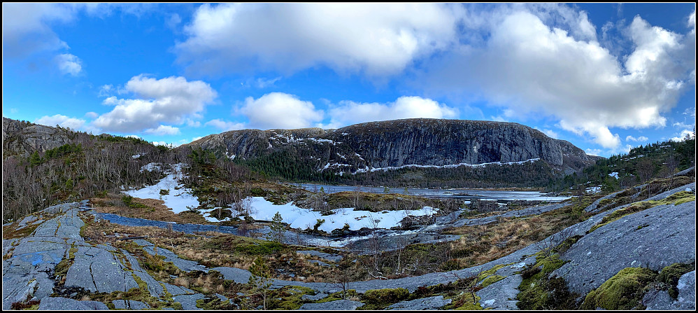 Oppe ved Damvatnet med Blåfjellet bak. Gangbrua som må krysses ligger i venstre bildekant. Etter kryssing av elva følg sti til høyre som blir den beste løsningen.