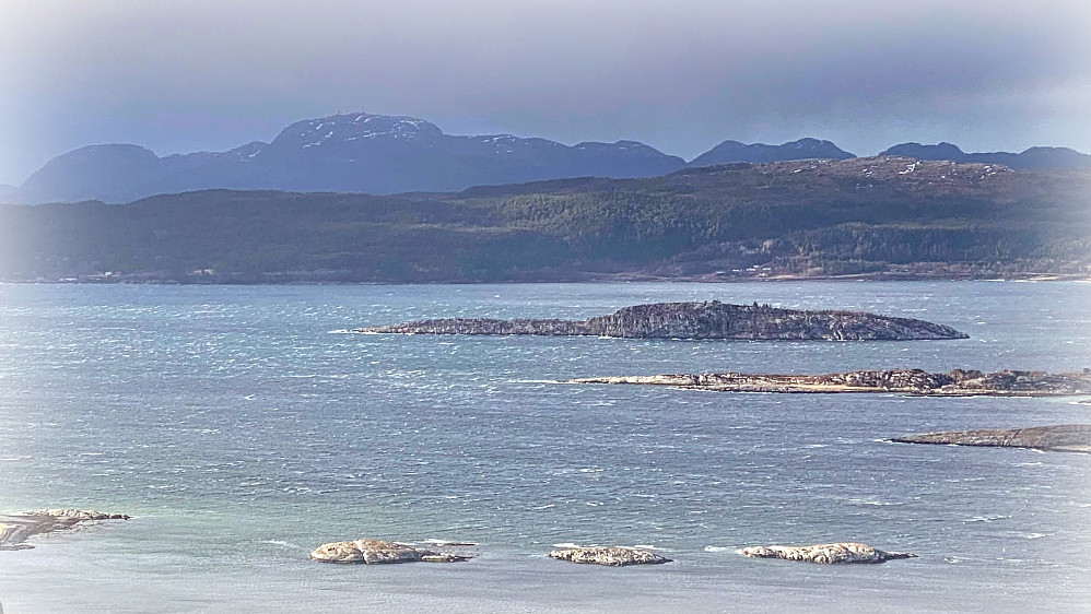 Mye vind på Stjørnfjorden. Kopparen 484 moh. ser man godt lengre ut.