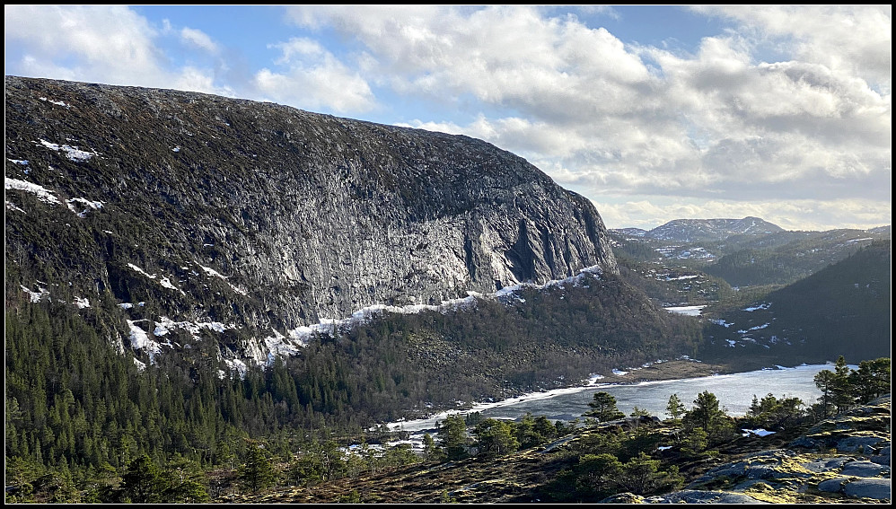 Blåfjellet stuper ned mot Damvatnet.