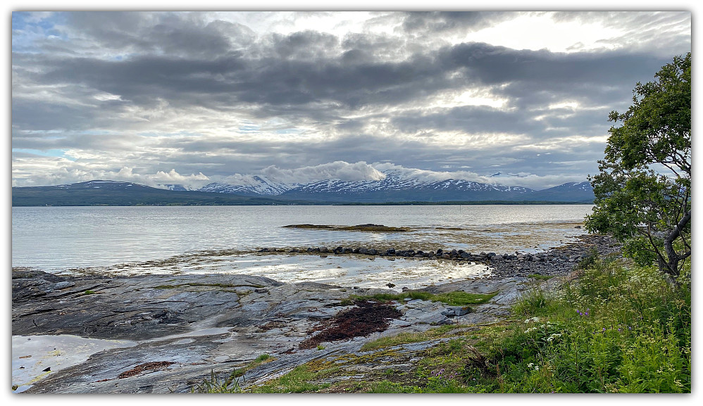Fra sydligste punkt på Tromsøya så er det fri sikt mot Balsfjorden ,Malangen og Kvaløya som vi ser her.