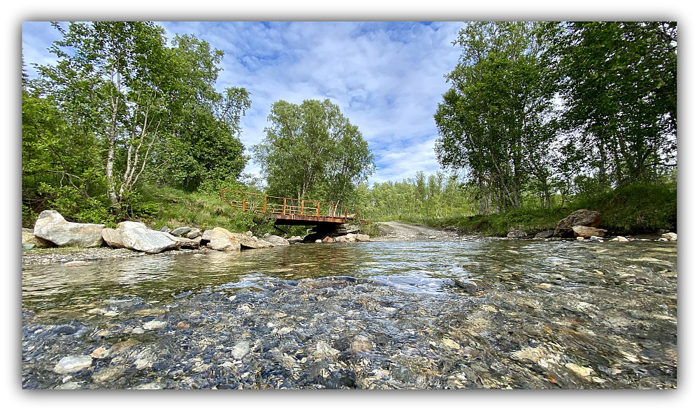 Da er vi kommet godt i gang på turen og skal krysse elva. Ja, hva heter elva her? Hvis man ser på kartet så står det hele 3 (tre) forskjellige navn i løpet av noen kilometer. Holmvasselva, Fosselva og Tverrelva.