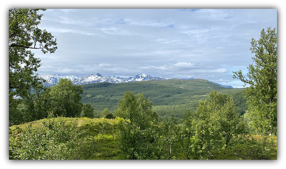 Ser mot Skilsmissen og Åsfjellet. Skulgamtind og Nordfjellet 1000 moh, på Ringvassøya bak.