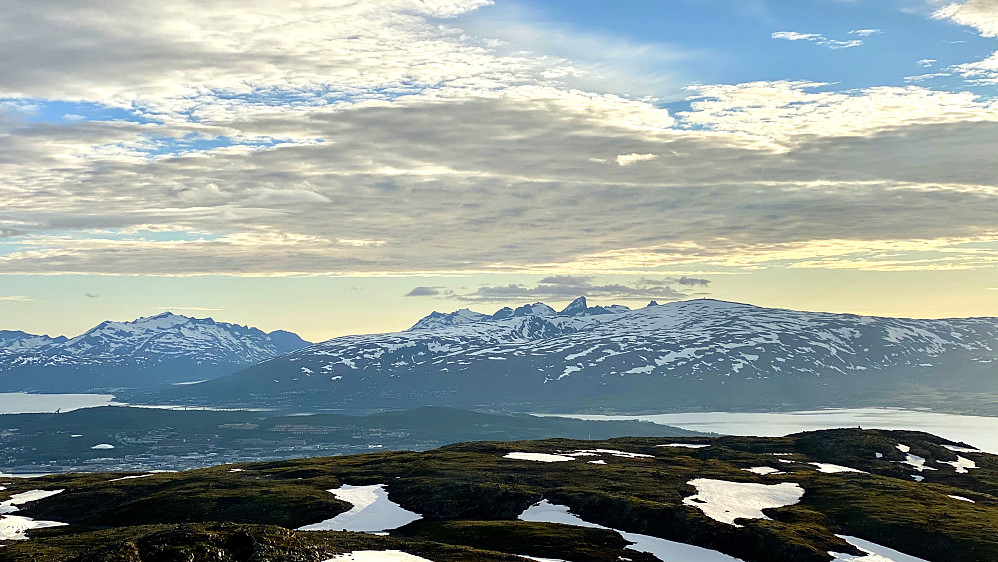 Mye fjell ute på Kvaløya med Store Blåmannen som høyeste topp. Den ligger midt på her.