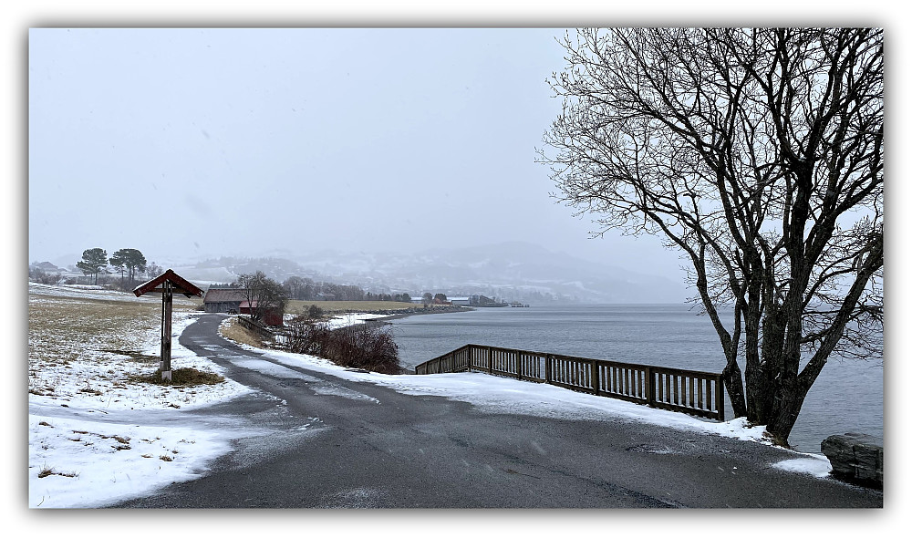 Grått i Grandefjæra. Snøbygene står i kø så det bli ingen kosetur.