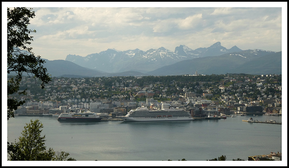 Hurtigruta og Cruiseskip ved Prostneset.