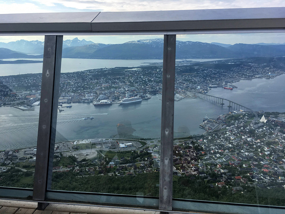 Utsikt fra plattformen over fjellheisen.