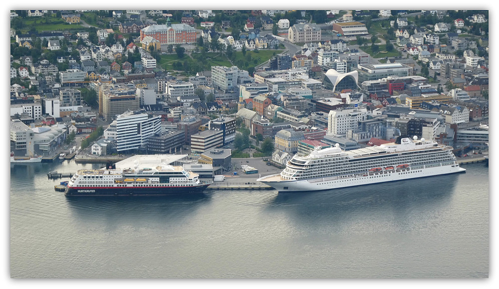 M/S Midnatsol og M/S Viking Sea.