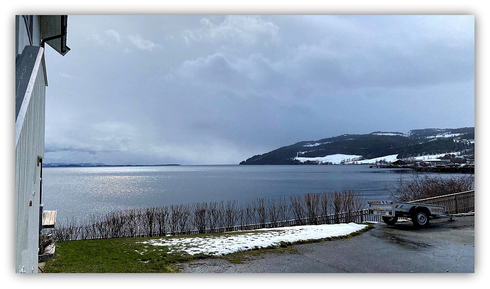Solvollen. Snøbyger på andre siden av fjorden.