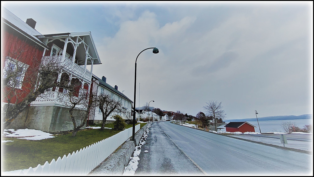 Flere fine gamle hus langs Strandveien.