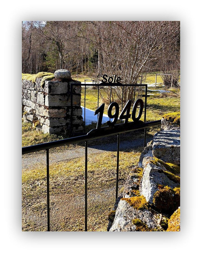 Litt spesiell port ved det huset som ligger nærmest fortet.