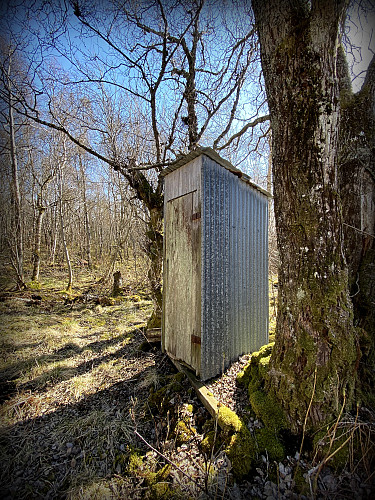 Utedo midt i skogen uten innlagt vann men.........