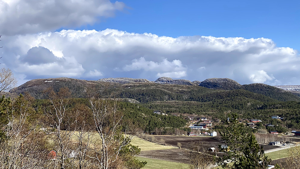 Vassdalsheia og Sørvikklumpen. Ikke mye snø igjen her.