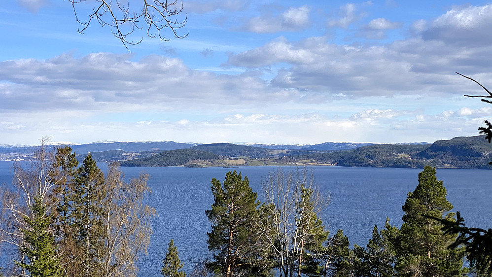 Vestran og Ekne over fjorden her.