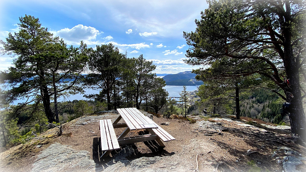 Fin benk er satt opp her.