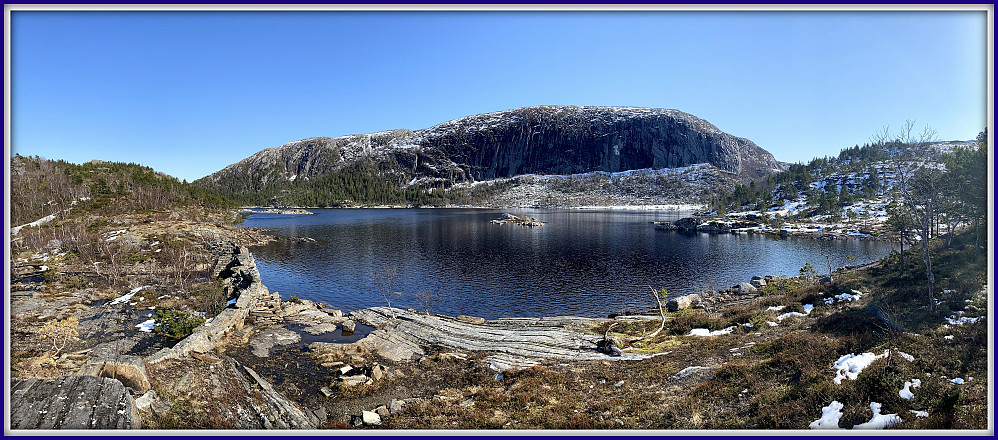 Oppe ved Damvatnet med Blåfjell veggen på andre siden. Ved nærmere ettersyn ser man noe i fjellveggen:)