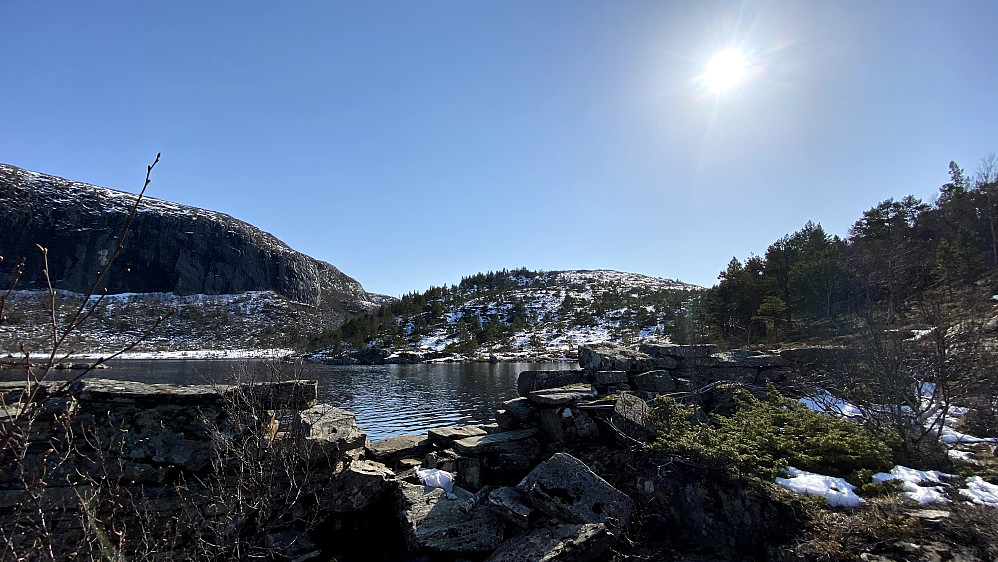 Der oppe ligger Rundlia. Ser ut som der er litt snø på veien opp.