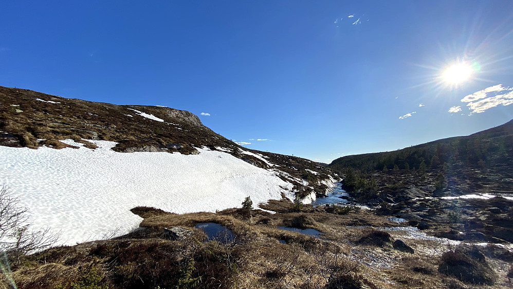 Noen snøskavler ligger her fortsatt.