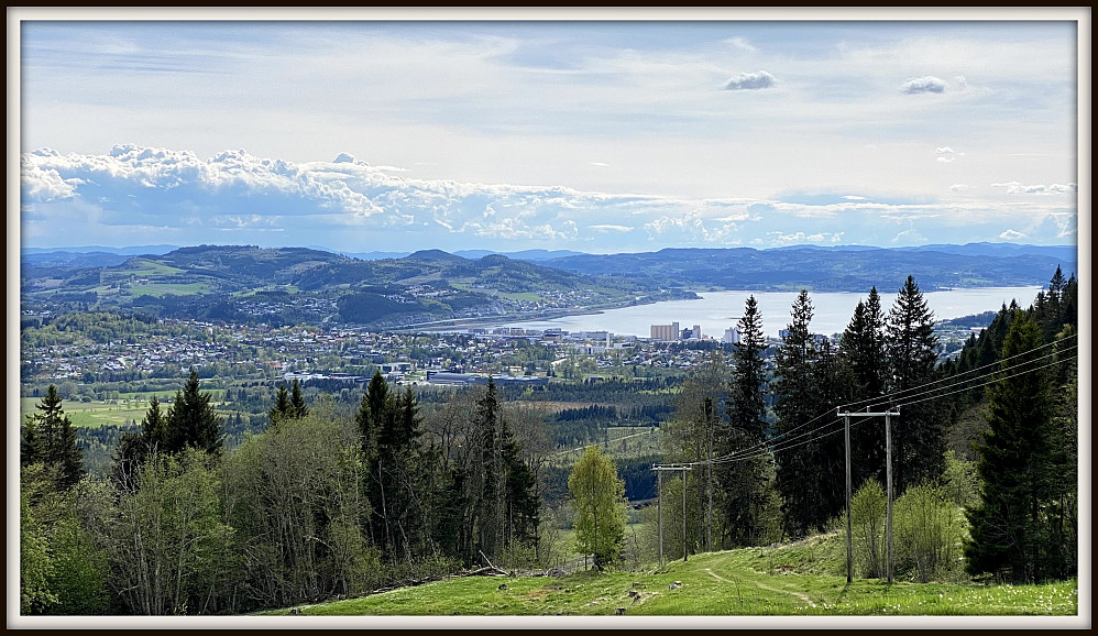 Steinkjer ligger badet i sol i dag.