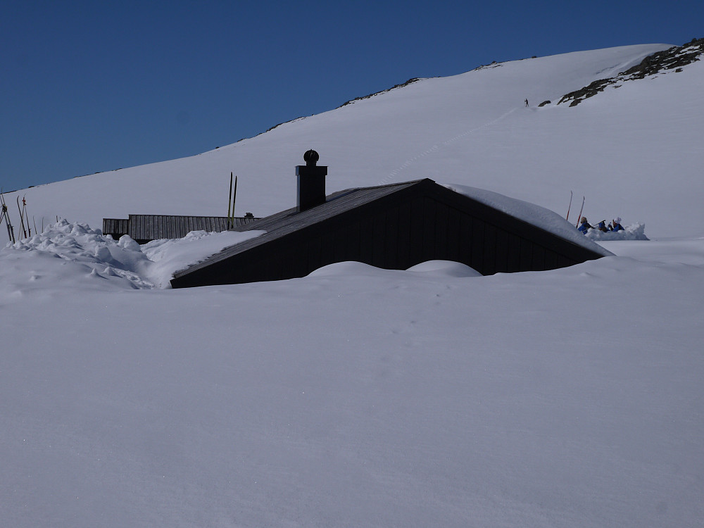 Fortsatt "litt" snø ved DNT hytta Tjørnbrotbu