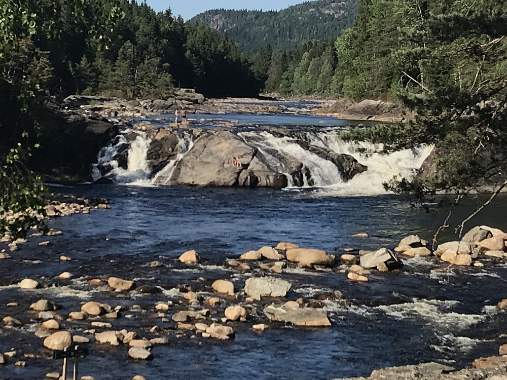 Teinefossen, en fin badeplass ved lite vann og en god fiskeplass etter laks ved større vannføring.