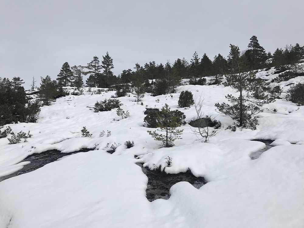 Lite snø opp sørvest siden av Hunefjellet
