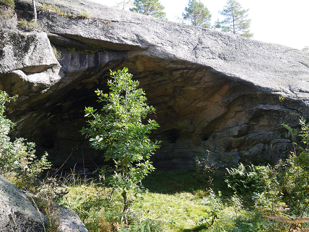 Råmundshelleren, B:12m, D:6m, H:4m