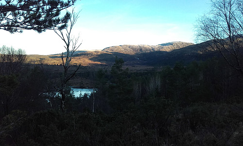 Klovskardfjellet i sola.