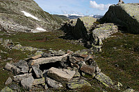 Dyregav mellom Øyastølsfjellet og Fyresnipa. Fresvikbreen i bakgrunnen.