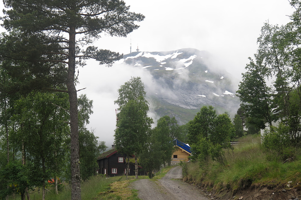 Mot Reinsfjellet. Det flotte tunet med laftehus.