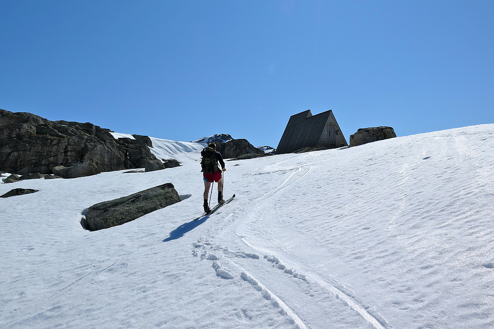 Då er vi oppe ved Flatsteinbu. ca 400 høgdemeter med ski på hardt og godt føre. Den tyngste stigninga unnagjort.