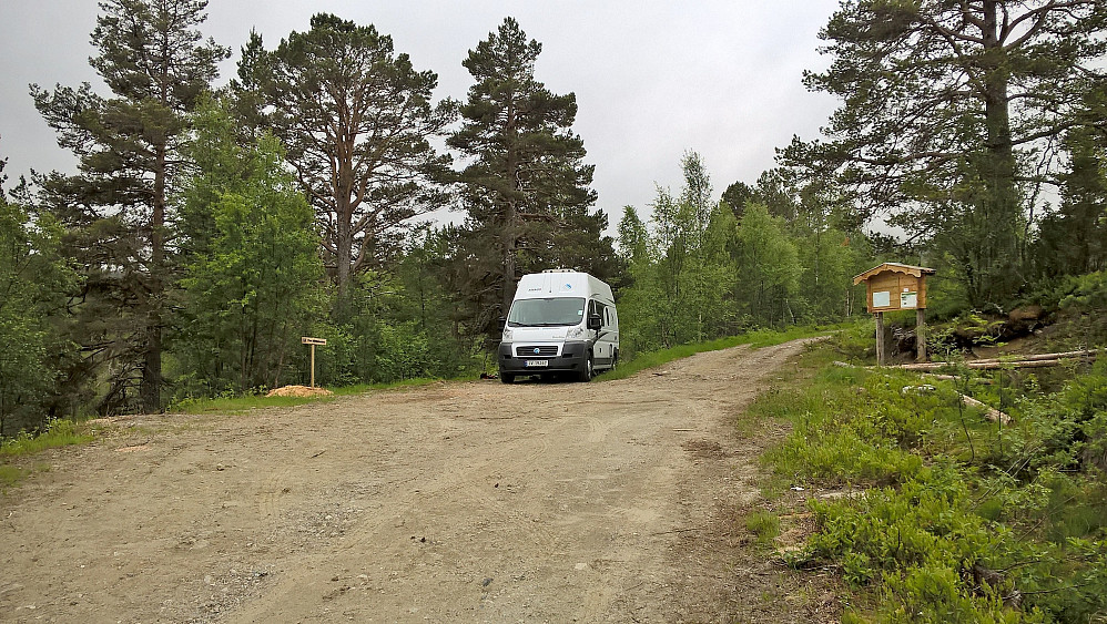 Parkeringsplass ved Ytre Mittetsetrane. Turen gjekk i skodde, ikkje noko meir å fortelje om. 