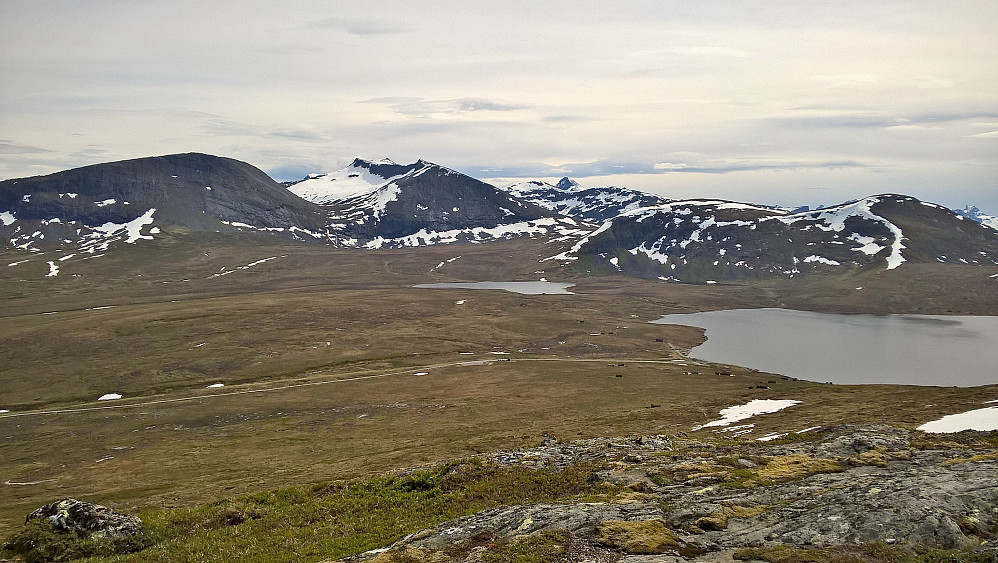 Frå dagens siste topp, Eidshaugen. Ser tilbake mot Skarfjellet til venstre og Skarven til høgre. 