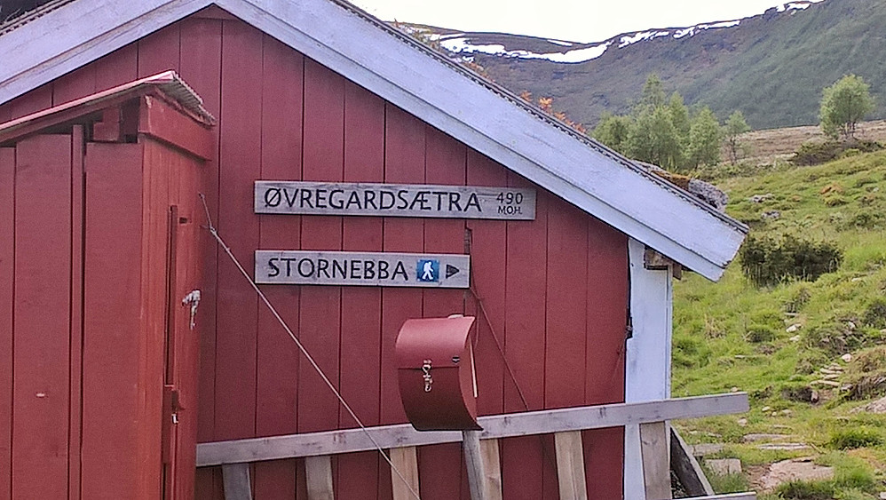 Merking mot Stornebba frå Øvregardsætra. God sti vidare frå Stornebba til Sandnebba.