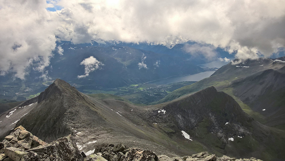 Frå Klauva mot Søre Klauva, Skarven og Isfjorden.