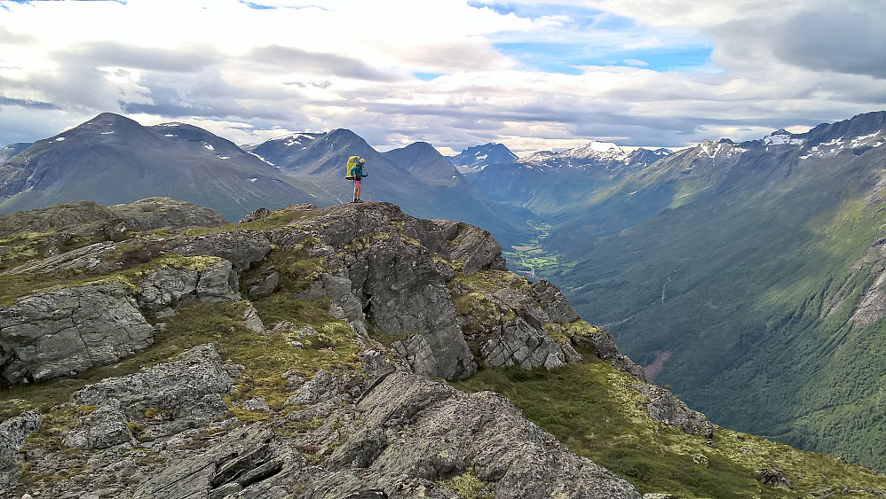 Nesten på toppen av Vettafjellet. Lise og Vinjar mot Øksendal.
